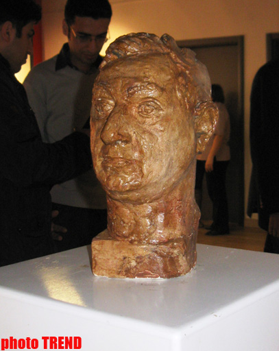 В Баку открылась выставка, посвященная памяти Эльмиры Гусейновой: "Моя мать рано ушла из жизни" (фотосессия)