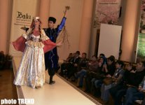 В Баку прошло дефиле азербайджанской национальной одежды - танцоры стали моделями (фотосессия)