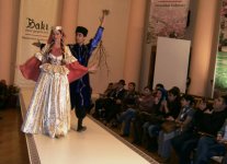 В Баку прошло дефиле азербайджанской национальной одежды - танцоры стали моделями (фотосессия)