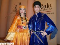 В Баку прошло дефиле азербайджанской национальной одежды - танцоры стали моделями (фотосессия)