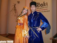 В Баку прошло дефиле азербайджанской национальной одежды - танцоры стали моделями (фотосессия)