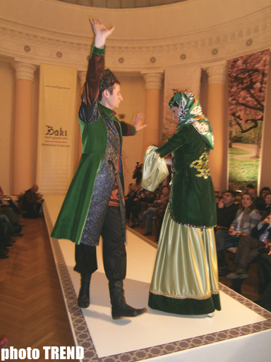 В Баку прошло дефиле азербайджанской национальной одежды - танцоры стали моделями (фотосессия)