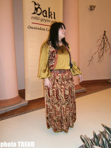 В Баку прошло дефиле азербайджанской национальной одежды - танцоры стали моделями (фотосессия)