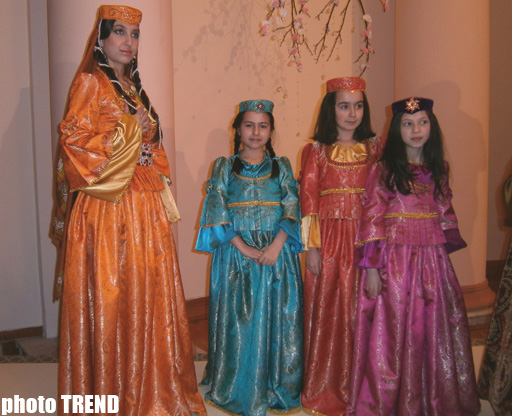 В Баку прошло дефиле азербайджанской национальной одежды - танцоры стали моделями (фотосессия)