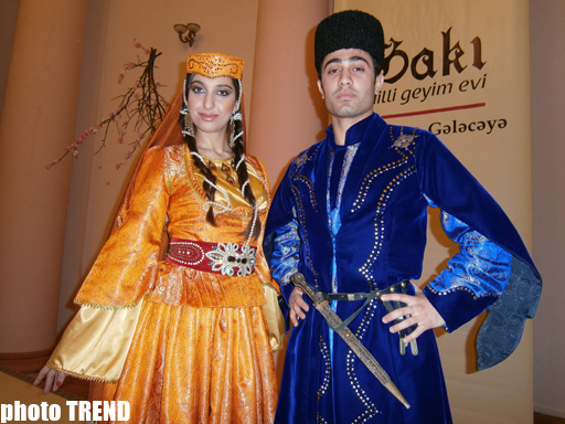 В Баку прошло дефиле азербайджанской национальной одежды - танцоры стали моделями (фотосессия)