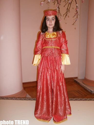 В Баку прошло дефиле азербайджанской национальной одежды - танцоры стали моделями (фотосессия)