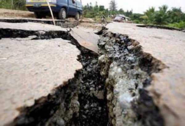 Произошедший в бакинском поселке обвал не связан с оползнем - минэкологии