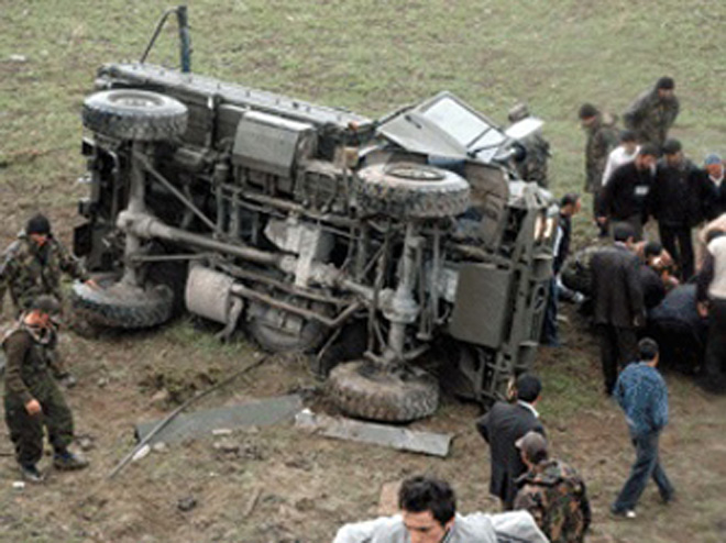 Военный автомобиль перевернулся в турецком Ване