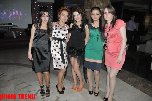 Аян Бабакишиева отметила день рождения веселыми играми с призами (фотосессия)