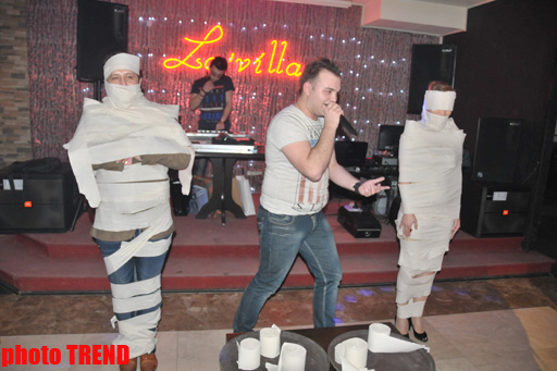 Аян Бабакишиева отметила день рождения веселыми играми с призами (фотосессия)