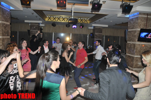 Аян Бабакишиева отметила день рождения веселыми играми с призами (фотосессия)