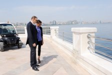 Президент Азербайджана и его супруга приняли участие в открытии новой части Приморского парка (ФОТО)