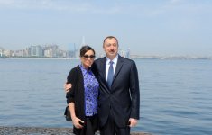 Президент Азербайджана и его супруга приняли участие в открытии новой части Приморского парка (ФОТО)