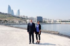 Президент Азербайджана и его супруга приняли участие в открытии новой части Приморского парка (ФОТО)