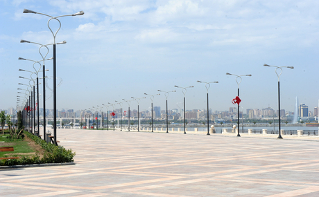 Президент Азербайджана и его супруга приняли участие в открытии новой части Приморского парка (ФОТО)