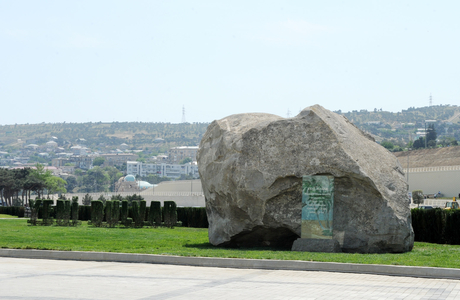 Президент Азербайджана и его супруга приняли участие в открытии новой части Приморского парка (ФОТО)