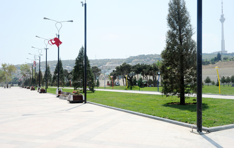 Президент Азербайджана и его супруга приняли участие в открытии новой части Приморского парка (ФОТО)