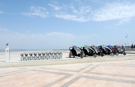 Президент Азербайджана и его супруга приняли участие в открытии новой части Приморского парка (ФОТО)