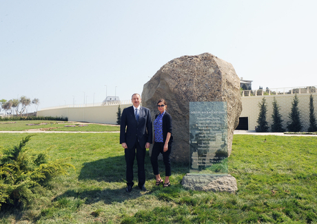 Президент Азербайджана и его супруга приняли участие в открытии новой части Приморского парка (ФОТО)