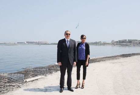 Президент Азербайджана и его супруга приняли участие в открытии новой части Приморского парка (ФОТО)