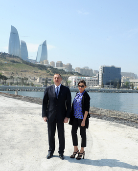 Президент Азербайджана и его супруга приняли участие в открытии новой части Приморского парка (ФОТО)