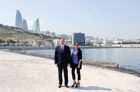 Президент Азербайджана и его супруга приняли участие в открытии новой части Приморского парка (ФОТО)