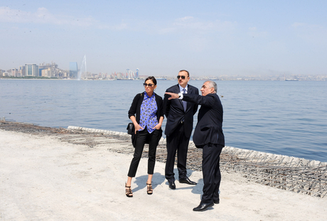 Президент Азербайджана и его супруга приняли участие в открытии новой части Приморского парка (ФОТО)