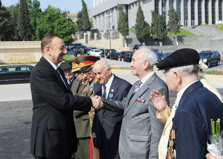 Президент Азербайджана Ильхам Алиев принял участие в церемонии по случаю праздника Победы – 9 Мая (ФОТО)