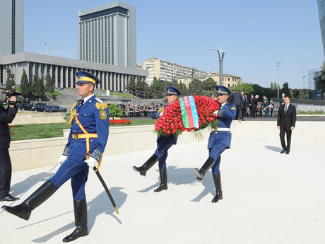 Президент Азербайджана Ильхам Алиев принял участие в церемонии по случаю праздника Победы – 9 Мая (ФОТО)