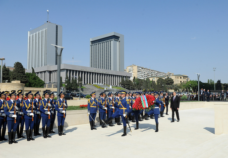 Президент Азербайджана Ильхам Алиев принял участие в церемонии по случаю праздника Победы – 9 Мая (ФОТО)