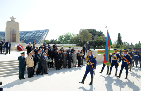 Президент Азербайджана Ильхам Алиев принял участие в церемонии по случаю праздника Победы – 9 Мая (ФОТО)