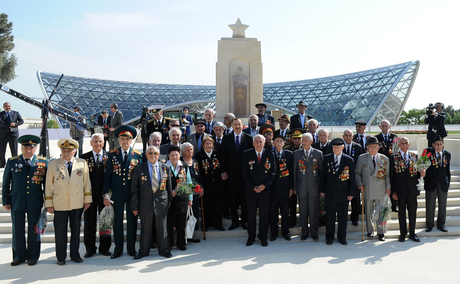 Президент Азербайджана Ильхам Алиев принял участие в церемонии по случаю праздника Победы – 9 Мая (ФОТО)