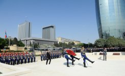 Президент Азербайджана Ильхам Алиев принял участие в церемонии по случаю праздника Победы – 9 Мая (ФОТО)