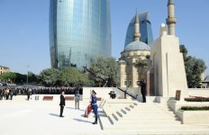 Президент Азербайджана Ильхам Алиев принял участие в церемонии по случаю праздника Победы – 9 Мая (ФОТО)