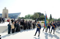 Президент Азербайджана Ильхам Алиев принял участие в церемонии по случаю праздника Победы – 9 Мая (ФОТО)