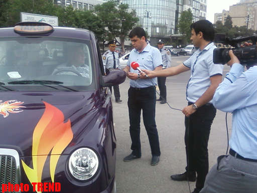 Дорожная полиция Баку раздает водителям буклеты в связи с "Евровидением-2012" (ФОТО)