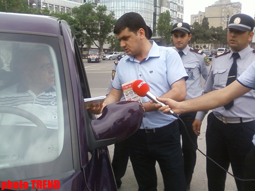 Дорожная полиция Баку раздает водителям буклеты в связи с "Евровидением-2012" (ФОТО)