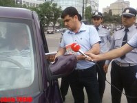 Дорожная полиция Баку раздает водителям буклеты в связи с "Евровидением-2012" (ФОТО)