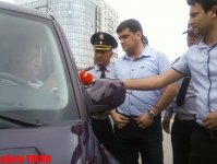 Дорожная полиция Баку раздает водителям буклеты в связи с "Евровидением-2012" (ФОТО)
