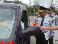 Дорожная полиция Баку раздает водителям буклеты в связи с "Евровидением-2012" (ФОТО)