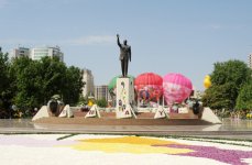 Президент Азербайджана и его супруга приняли участие в Празднике цветов в Баку (ФОТО)