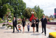 Президент Азербайджана и его супруга приняли участие в Празднике цветов в Баку (ФОТО)