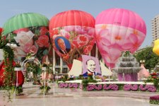 Президент Азербайджана и его супруга приняли участие в Празднике цветов в Баку (ФОТО)