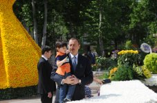 Президент Азербайджана и его супруга приняли участие в Празднике цветов в Баку (ФОТО)