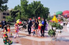 Президент Азербайджана и его супруга приняли участие в Празднике цветов в Баку (ФОТО)