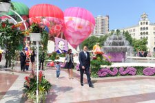 Президент Азербайджана и его супруга приняли участие в Празднике цветов в Баку (ФОТО)
