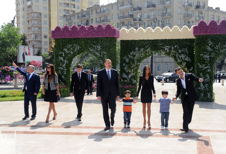Президент Азербайджана и его супруга приняли участие в Празднике цветов в Баку (ФОТО)