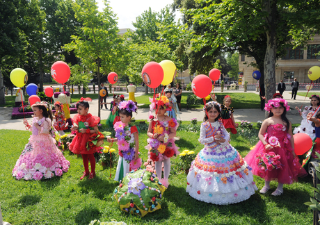 Президент Азербайджана и его супруга приняли участие в Празднике цветов в Баку (ФОТО)