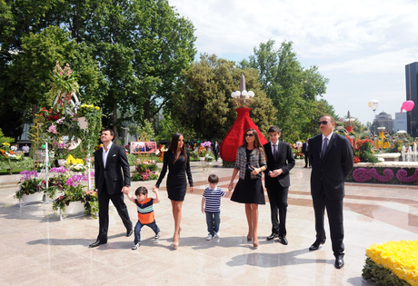 Президент Азербайджана и его супруга приняли участие в Празднике цветов в Баку (ФОТО)
