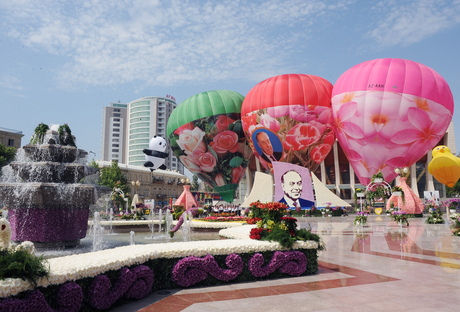 Президент Азербайджана и его супруга приняли участие в Празднике цветов в Баку (ФОТО)